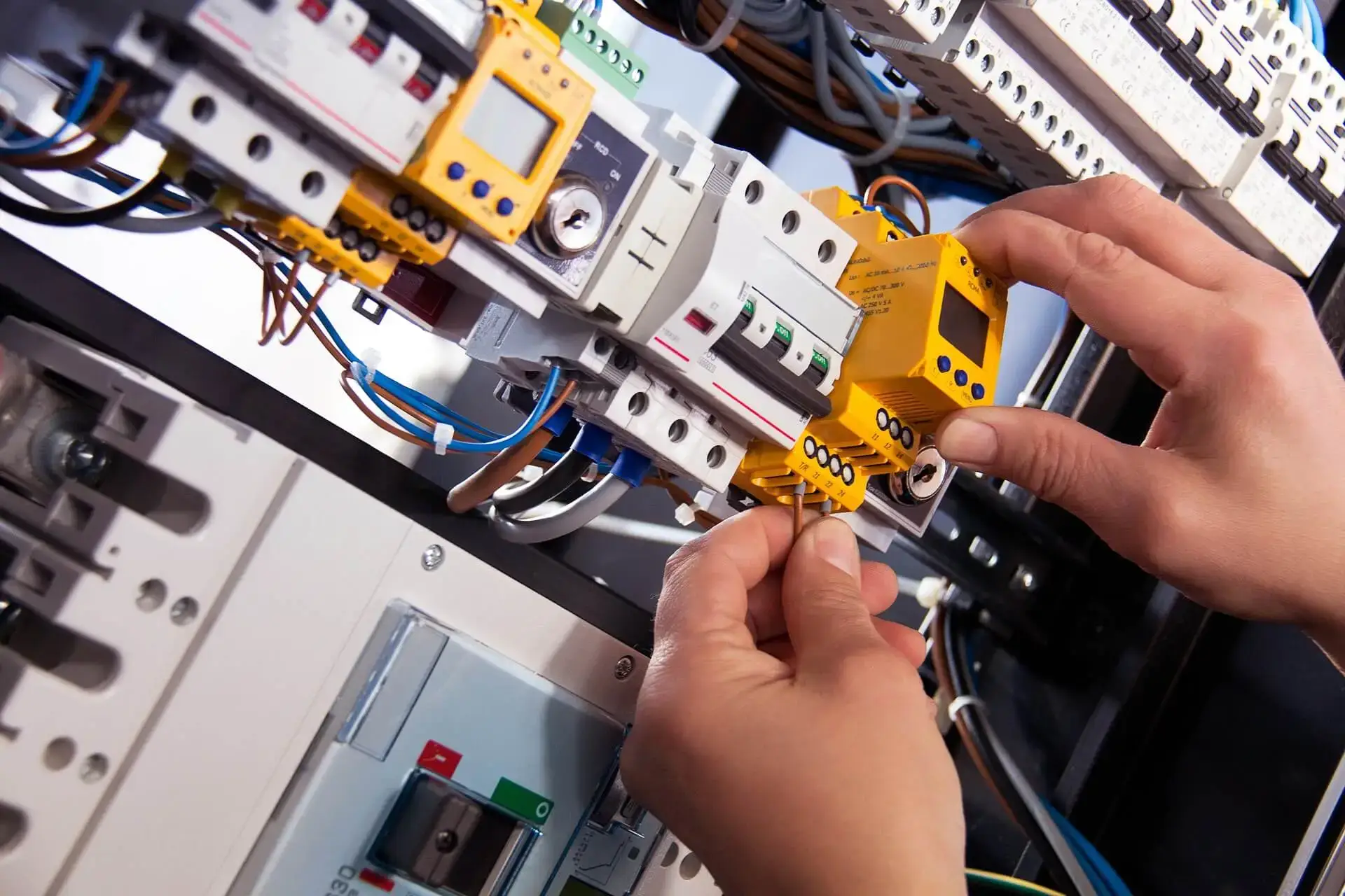 Certified electricians in Holloway